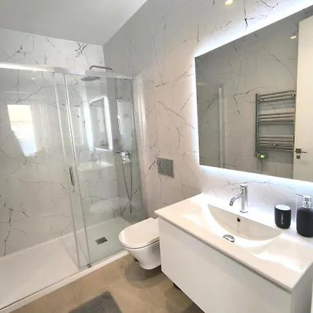 Sunny Coast Apt. 3br, 2baths, Ac & Heated Pool Lejlighed